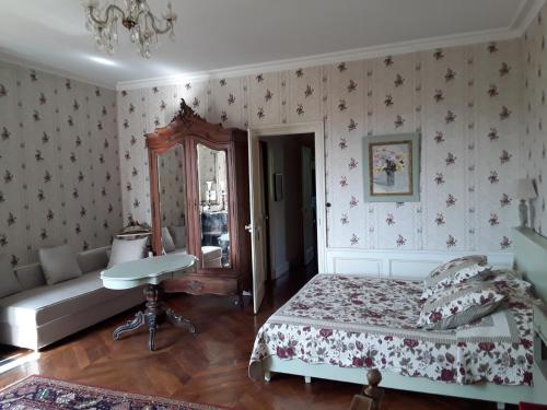 Ένα ή περισσότερα κρεβάτια σε δωμάτιο στο Château de Prety - Maison d'Hôtes