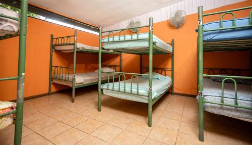 Una cama o camas en una habitación de Manuel Antonio Hostel