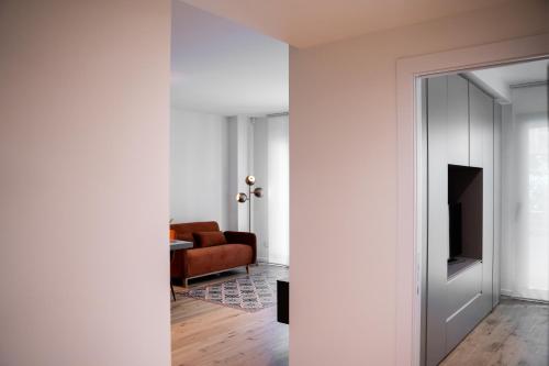 un salon avec une porte coulissante et un canapé dans l'établissement N-149 Luxury Apartments, à Bari