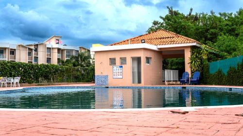 La alberca dentro o cerca de Comfortable house