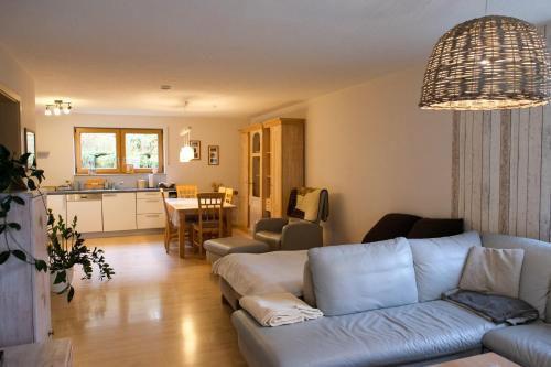 a living room with a couch and a kitchen at "Gemütliches HomeAway" - Dein Zuhause in der Ferne in Kirchberg an der Jagst