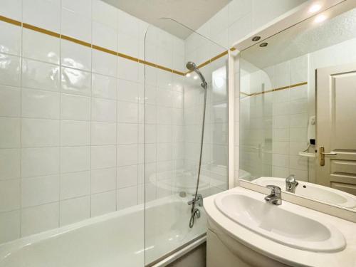 une salle de bain blanche avec un lavabo et une douche dans l'établissement Les Chalets Des Evettes - Appartement cozy au pied des pistes dans une résidence avec piscine MAE-6431, à Flumet