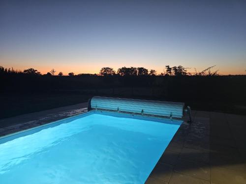 - une piscine avec un banc à côté dans l'établissement LE PERRIER Chambres d'hôtes, à Ciry-le-Noble