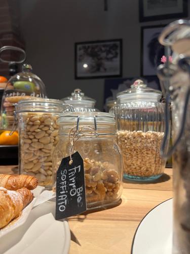 a table with jars filled with nuts and bread at B&B Al Felcino in Fabro