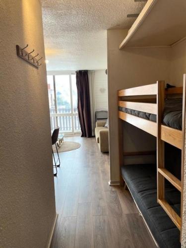 une chambre avec un lit superposé et un salon dans l'établissement Résidence Panoramic B - studio cabine 4 personnes MAE-7371, à Orcières