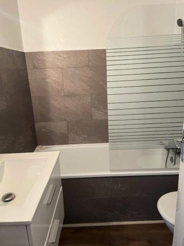 une salle de bain avec un lavabo, une baignoire et des toilettes dans l'établissement Résidence Panoramic B - studio cabine 4 personnes MAE-7371, à Orcières