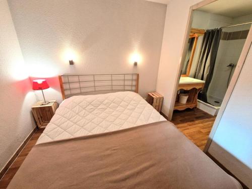 une petite chambre avec un lit et un miroir dans l'établissement Chalets De Florence - Grand appartement 6/8 personnes centre station MAE-5081, à Modane