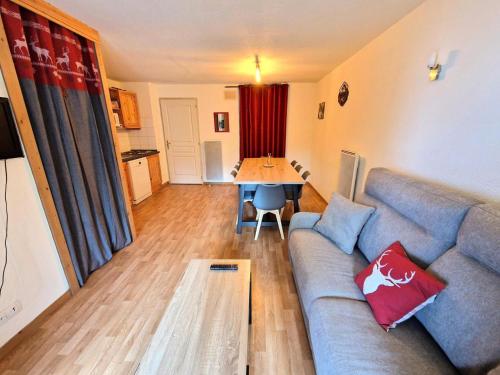 un salon avec un canapé bleu et une table dans l'établissement Chalets De Florence - Grand appartement 6/8 personnes centre station MAE-5081, à Modane
