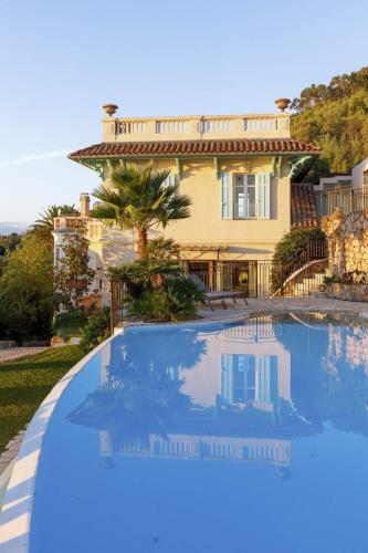 une grande piscine devant une maison dans l'établissement Villa Oneiro, vue imprenable à Théoule-sur-mer, à Théoule-sur-Mer