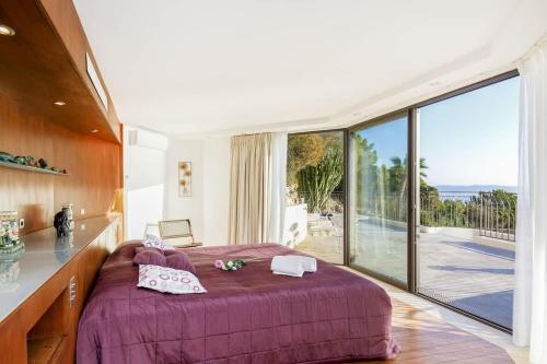 Postel nebo postele na pokoji v ubytování Villa Oneiro, vue imprenable à Théoule-sur-mer
