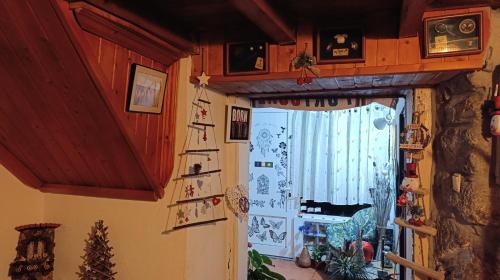 a room with a door with magnets on the wall at Orion Guesthouse Telhado in Fundão