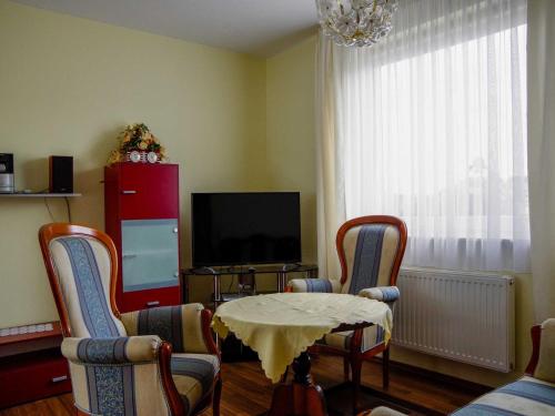 TV a/nebo společenská místnost v ubytování Ferienhaus Guenter