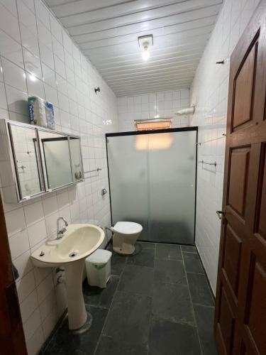 ein Badezimmer mit Waschbecken, Toilette und Dusche in der Unterkunft Casa na praia do Guaiuba in Guarujá