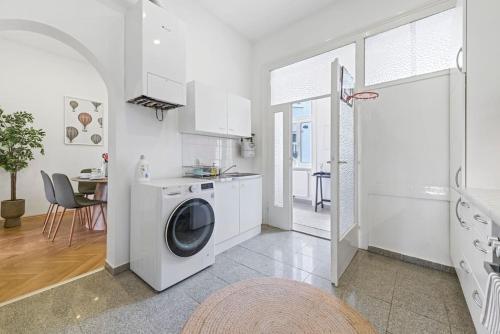 Η κουζίνα ή μικρή κουζίνα στο Stylish & Modern Viennese Apartment
