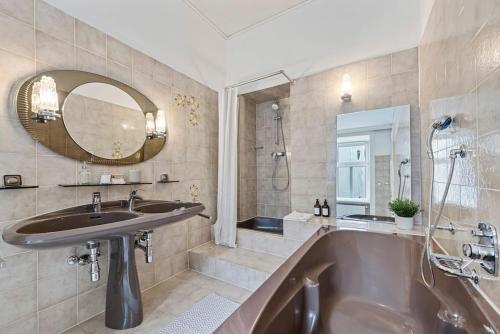 Ένα μπάνιο στο Stylish & Modern Viennese Apartment