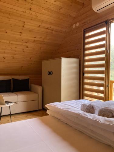 Ένα ή περισσότερα κρεβάτια σε δωμάτιο στο Fruškogorske Vile Lončar