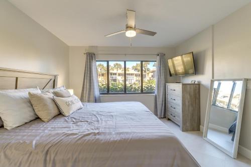 Katil atau katil-katil dalam bilik di Walk to Blue Heron Beach 1st-Floor Lakefront Unit