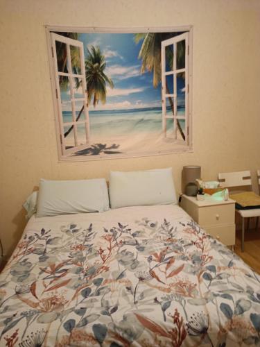 - une chambre avec un lit orné d'une peinture représentant une plage dans l'établissement Maison Aussillon tarn, à Aussillon