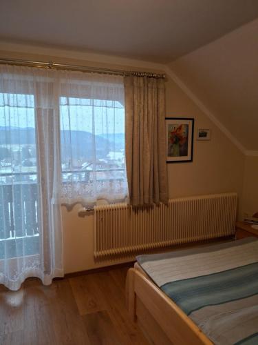 Una cama o camas en una habitación de Fanningerwirt Holzer