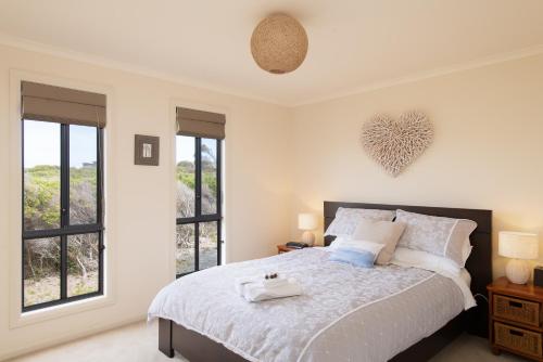 Ένα ή περισσότερα κρεβάτια σε δωμάτιο στο Seaspray Beach House