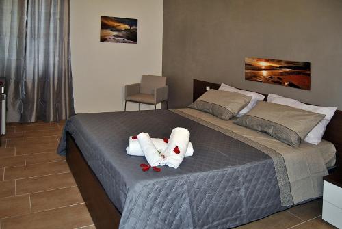 a bedroom with a bed with towels on it at Vianova Affittacamere in Giurdignano