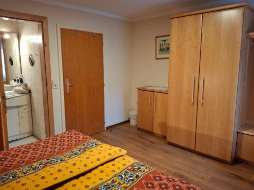 Una cama o camas en una habitación de Fanningerwirt Holzer