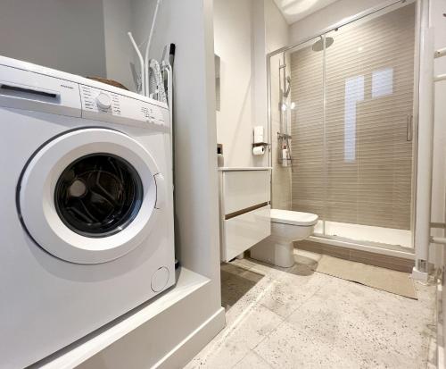 une machine à laver dans une salle de bain avec toilettes dans l'établissement BeauConcept, à Nantes