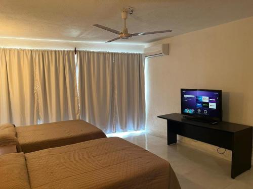 TV a/nebo společenská místnost v ubytování Habitación 18 a unos pasos de la playa Las Brisas