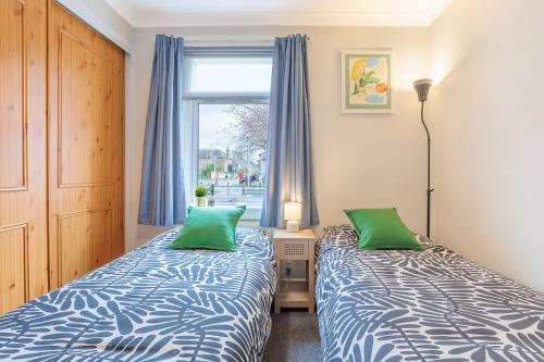 เตียงในห้องที่ Stylish Two Bedroom Apartment with Private Parking