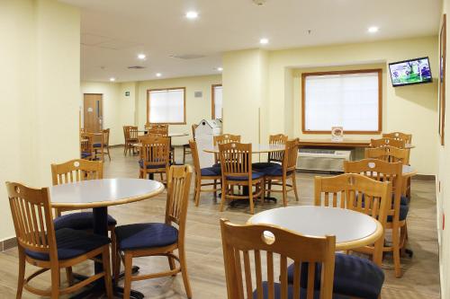 Ein Restaurant oder anderes Speiselokal in der Unterkunft Microtel Inn & Suites by Wyndham Culiacán 