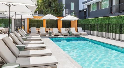 DTLA Luxury Condo with Pool, Gym, Work Pods & Conference Room