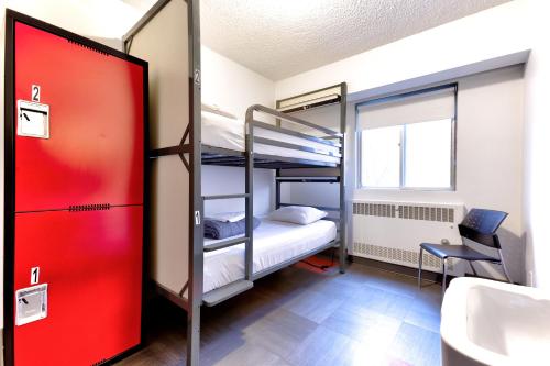 Ένα ή περισσότερα κρεβάτια σε δωμάτιο στο HI Edmonton - Hostel