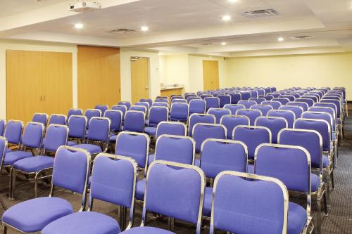 Der Geschäftsbereich oder Konferenzraum in der Unterkunft Microtel Inn & Suites by Wyndham Culiacán