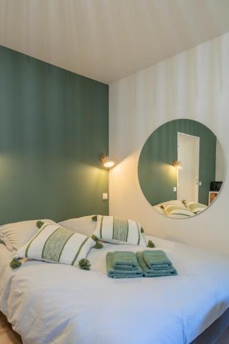 une chambre avec un grand lit avec un miroir au mur dans l'établissement La Pitcholine, Studio avec balcon au Vieux Port, à Marseille