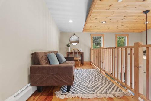 Posezení v ubytování New! 3BR Contemporary Log Home in Catskill Mtns
