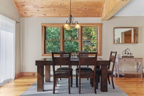 Fotografie z fotogalerie ubytování New! 3BR Contemporary Log Home in Catskill Mtns v destinaci Margaretville