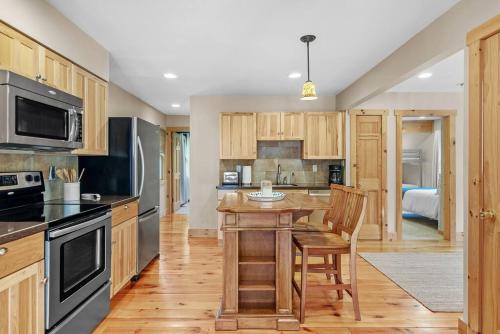Kuchyň nebo kuchyňský kout v ubytování New! 3BR Contemporary Log Home in Catskill Mtns