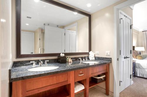 卡纳帕利KBM Resorts FREE CAR Honua Kai Hokulani Ocean view 2-Bedroom Condo Sweeping view Best Location HKH-545的配有两个水槽和一面大镜子的浴室