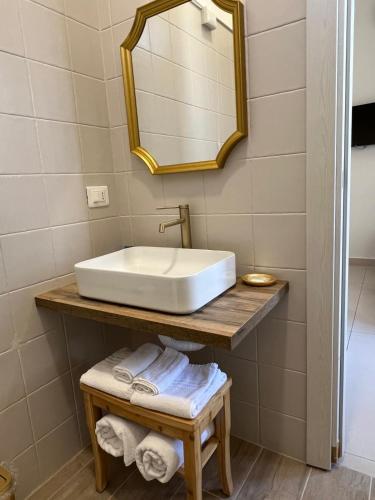 a bathroom with a sink and a mirror at Hotel Melydà in Pozzuoli
