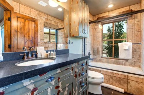 ein Badezimmer mit Waschbecken und Toilette in der Unterkunft KBM Resorts Deer Valley Penthouse On Citywide shuttle bus Hot Tub Pool Table Shuffleboard PRH-685 in Park City