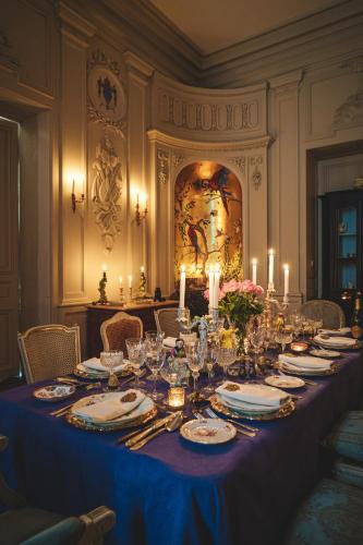 une table avec un chiffon bleu et des bougies dans l'établissement Hôtel particulier Hôtel Blancler, à Saumur