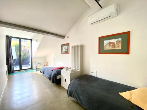 Postel nebo postele na pokoji v ubytování Room Sant Ambrogio with private terrace in shared flat