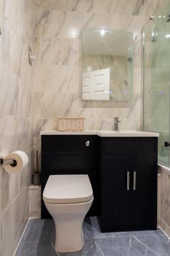Un baño de Charming Home in Bromsgrove - Perfect for Groups
