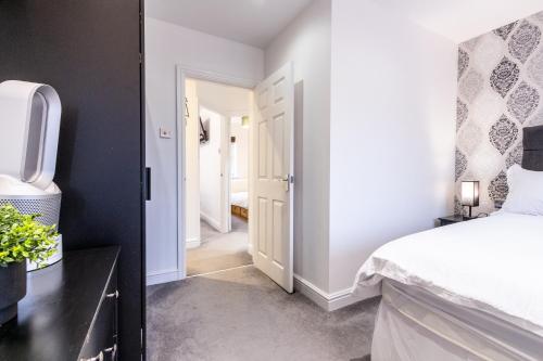 Una cama o camas en una habitación de Charming Home in Bromsgrove - Perfect for Groups