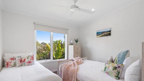 a bedroom with two beds and a window at Como Palm Retreat in Rye