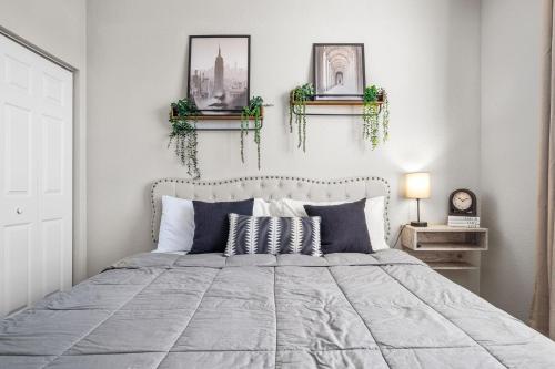 Ένα ή περισσότερα κρεβάτια σε δωμάτιο στο Modern 3br2ba Pools, Gym Near Airport #5