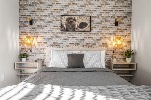 Ένα ή περισσότερα κρεβάτια σε δωμάτιο στο Modern 3br2ba Pools, Gym Near Airport #5