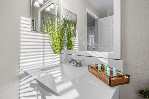 Φωτογραφία από το άλμπουμ του Modern 3br2ba Pools, Gym Near Airport #5 στην Τάμπα