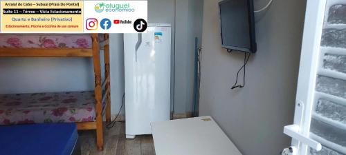 a small room with a refrigerator and a tv at Arraial do Cabo – Subuai Village - Aluguel Econômico in Arraial do Cabo
