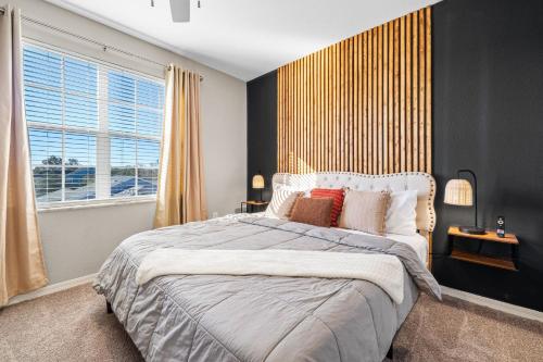 Ένα ή περισσότερα κρεβάτια σε δωμάτιο στο Modern 3br2ba Pools, Gym Near Airport #5